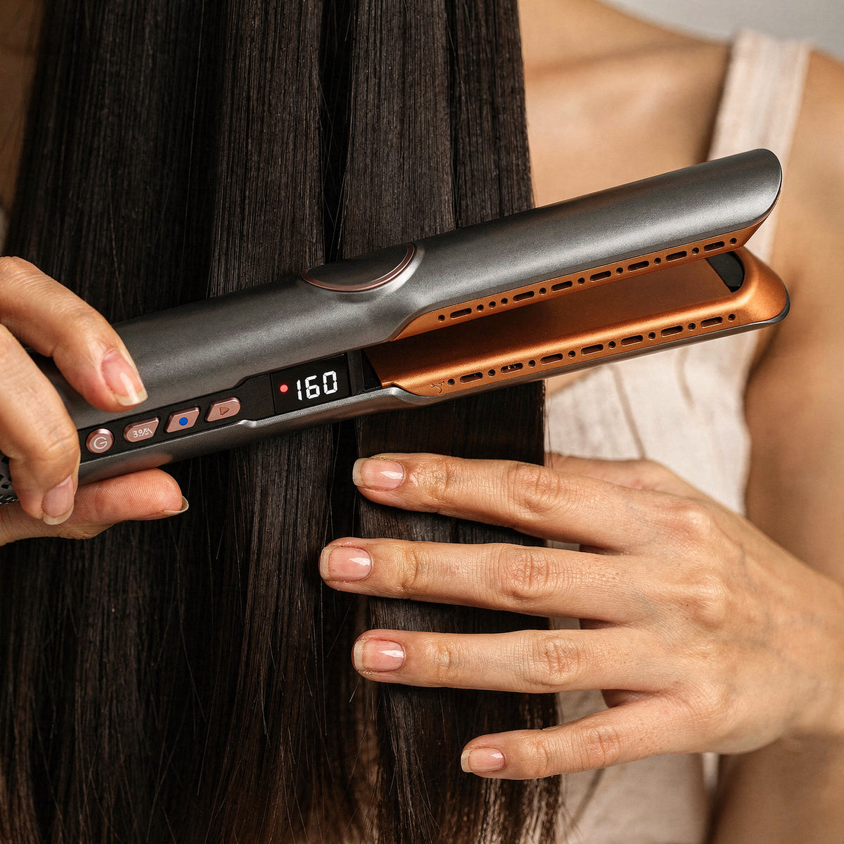 Noira Glide close-up: haar glijdt tussen de platen, display op 160